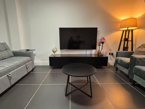 Communal lounge/ TV room, TV and multimedia, Living room, Seating area, Evening entertainment