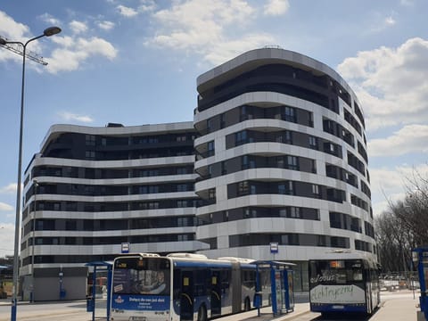 Property building, Nearby landmark, Facade/entrance, Neighbourhood, Street view