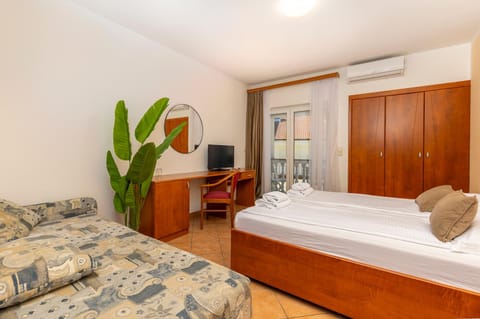 Bed, TV and multimedia, Photo of the whole room