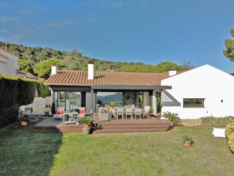 Property building, Garden, Garden, Balcony/Terrace