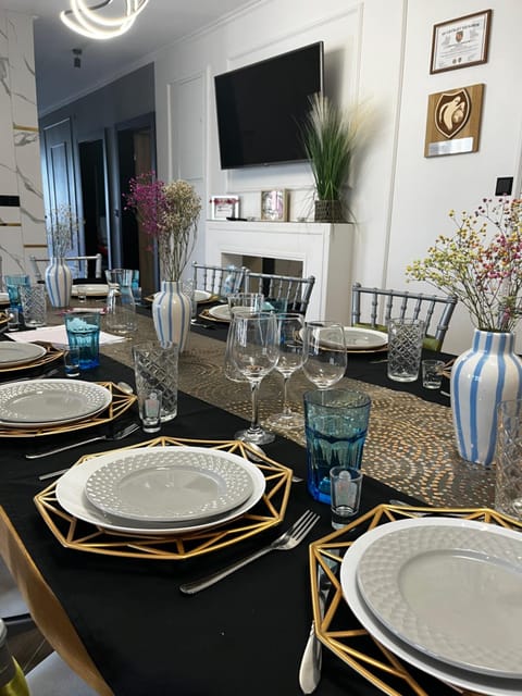 Communal lounge/ TV room, TV and multimedia, Living room, Seating area, Dining area, Evening entertainment