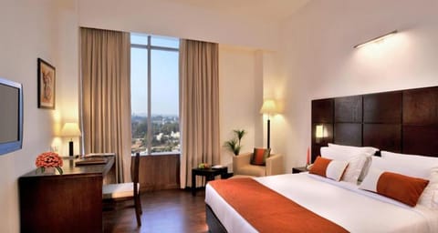 Photo of the whole room, City view, Street view
