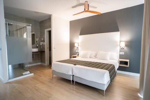 Bathroom, Photo of the whole room, Bedroom