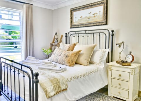 Bed, Living room, Bedroom