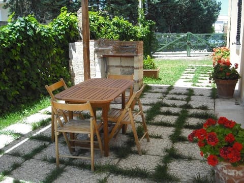 Patio, Day, BBQ facilities, Garden, Garden, Dining area, Garden view