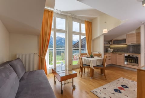 Kitchen or kitchenette, Dining area, Mountain view, minibar, stove