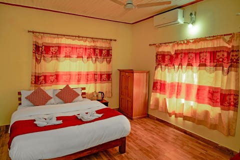 Restaurant/places to eat, Photo of the whole room, Bedroom, Breakfast, fireplace, towels, air conditioner