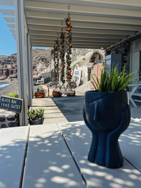 BLACK BAY CAVES SUITES Apartment in Santorini