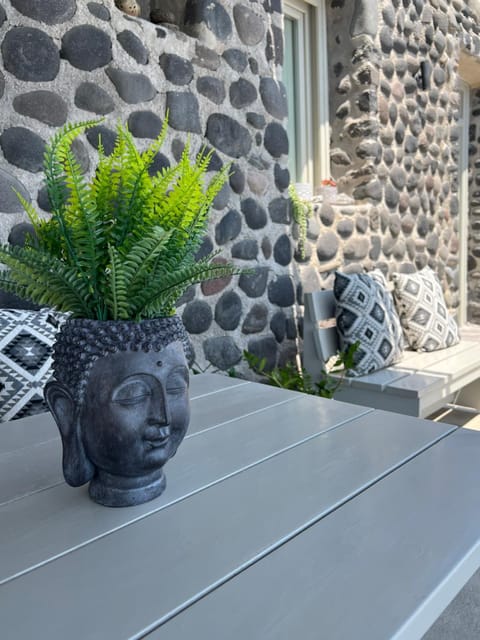 BLACK BAY CAVES SUITES Apartment in Santorini