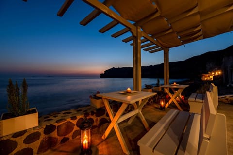 BLACK BAY CAVES SUITES Apartment in Santorini