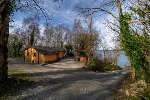 Log cabin on the lake - Sleeps 4 & jacuzzi Cabin in County Clare