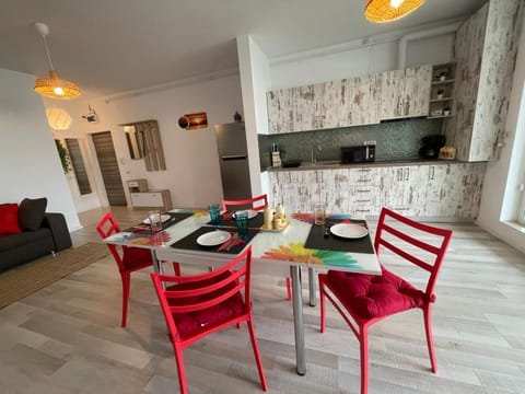 Kitchen or kitchenette, Living room