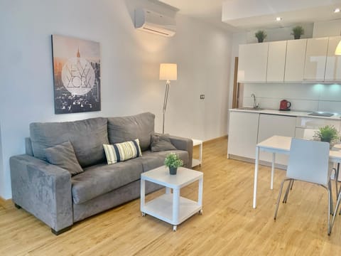 Kitchen or kitchenette, Living room, Seating area, Dining area