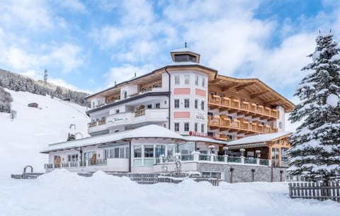 Facade/entrance, Winter