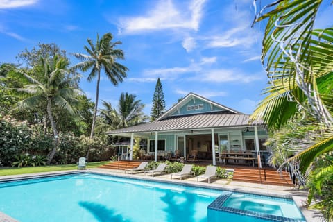 Gorgeous Renovated 1937 Plantation Style Beach House 50 Steps to the Center of the Beach home House in Kailua