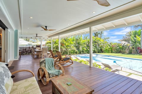 Gorgeous Renovated 1937 Plantation Style Beach House 50 Steps to the Center of the Beach home House in Kailua