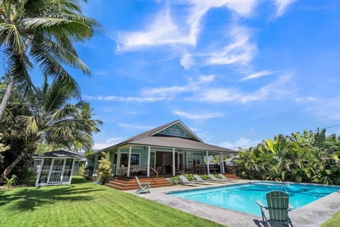 Gorgeous Renovated 1937 Plantation Style Beach House 50 Steps to the Center of the Beach home House in Kailua