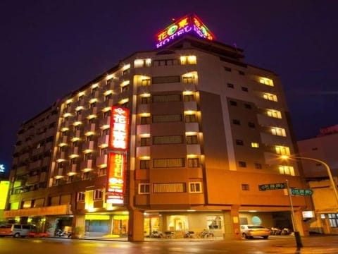 Facade/entrance, Night, Location