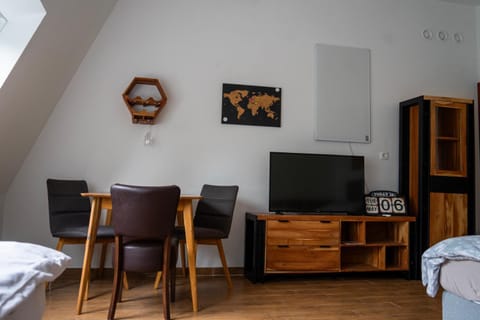 Communal lounge/ TV room, TV and multimedia, Living room