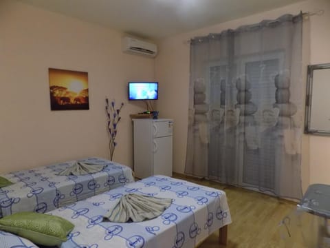 Bed, TV and multimedia, Photo of the whole room, Bedroom, air conditioner