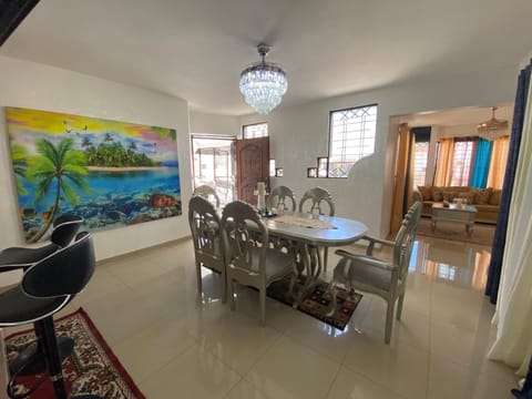 Restaurant/places to eat, Seating area, Dining area