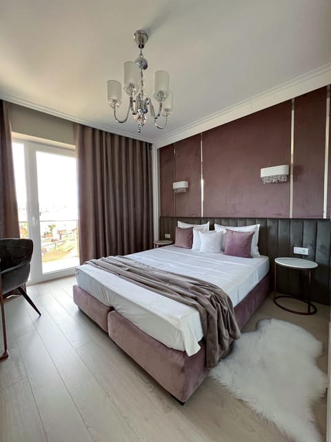Bed, Photo of the whole room, Seating area, Bedroom