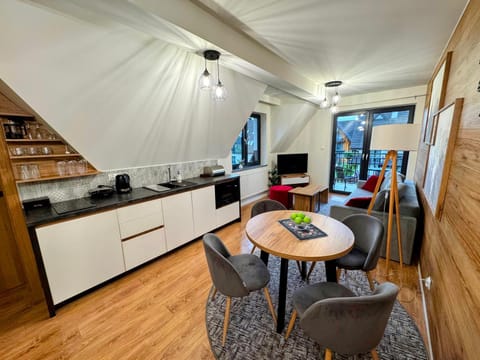 TV and multimedia, Coffee/tea facilities, Kitchen or kitchenette, Living room, Photo of the whole room, Dining area, microwave, stove, kitchen