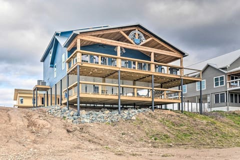 Upscale Riverfront Home with Beach and Fire Pit! House in Glenwood