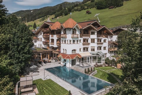 Property building, Garden, Swimming pool