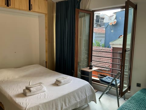 Spring, Coffee/tea facilities, View (from property/room), Seating area, Bedroom, City view