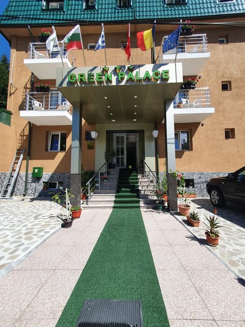 Facade/entrance