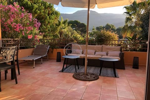 T3 de standing avec grande terrasse vue colline Apartment in Le Lavandou