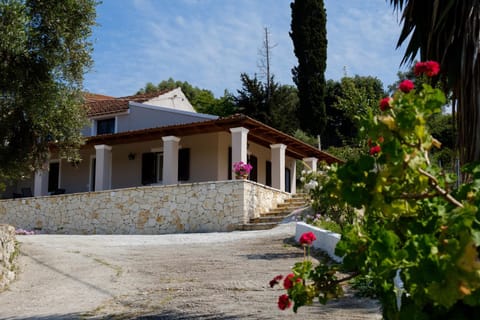 Property building, Facade/entrance, Day, Garden, View (from property/room), View (from property/room), Garden view, Garden view, Sea view, Sea view, Street view, Quiet street view