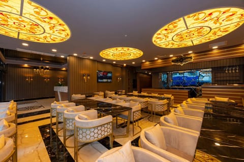 Restaurant/places to eat, Lounge or bar, Business facilities, Banquet/Function facilities, Meeting/conference room