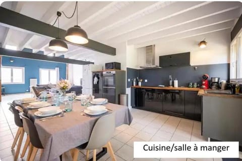 Coffee/tea facilities, Dining area, dishwasher, oven, stove, toaster, kitchen