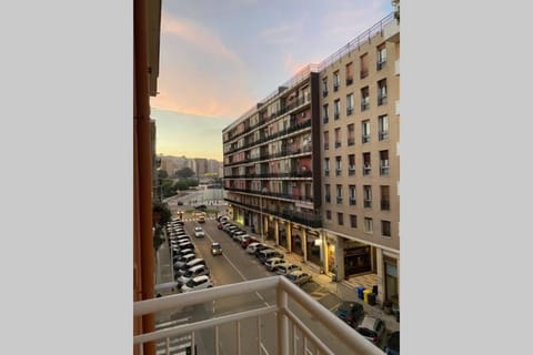 Property building, Nearby landmark, Neighbourhood, Balcony/Terrace, City view, Street view
