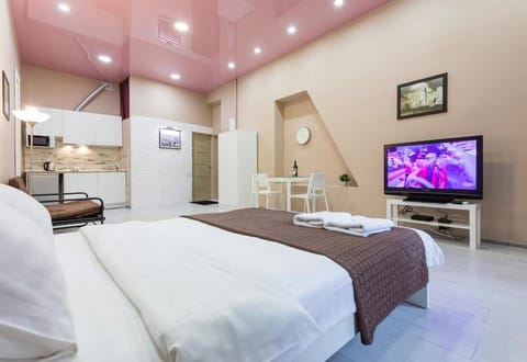 Bed, TV and multimedia, Photo of the whole room, Bedroom, towels, air conditioner