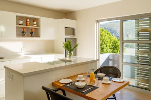 Coffee/tea facilities, Kitchen or kitchenette, Dining area, Food