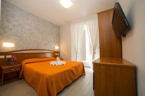 Bed, TV and multimedia, Photo of the whole room, Bedroom, towels