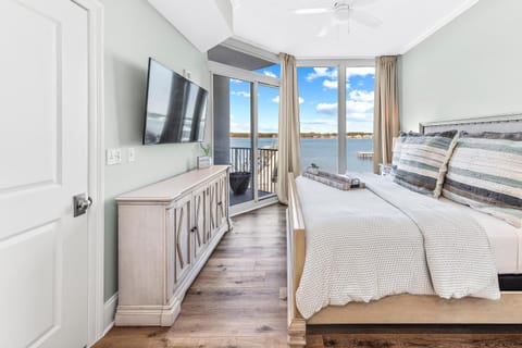 Beautiful Lagoon Front 3 Bedroom Condo House in West Beach