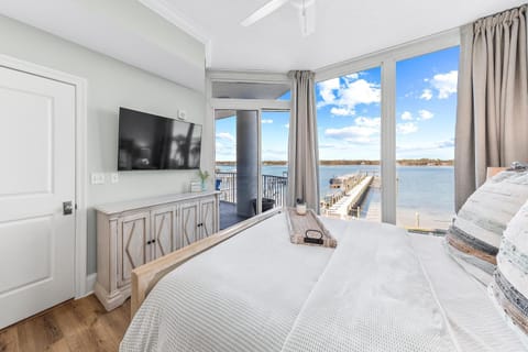 Beautiful Lagoon Front 3 Bedroom Condo House in West Beach