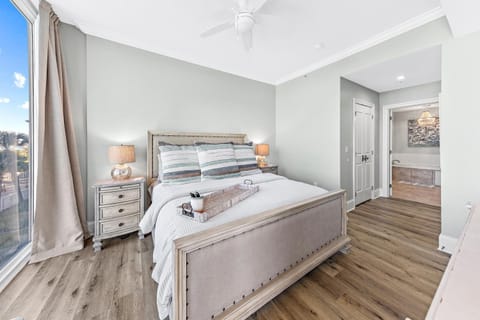 Beautiful Lagoon Front 3 Bedroom Condo House in West Beach