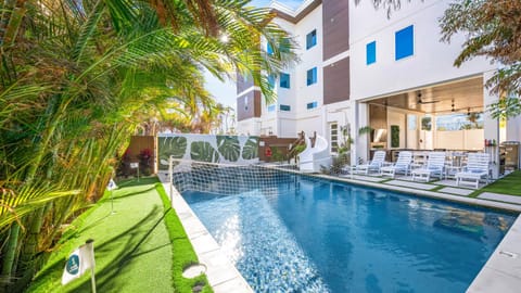 Property building, Spring, Day, Garden view, Pool view, Swimming pool, sunbed