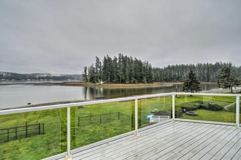 Scenic and Spacious Getaway on North Bay with Deck! House in Allyn-Grapeview