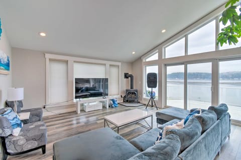 Scenic and Spacious Getaway on North Bay with Deck! House in Allyn-Grapeview