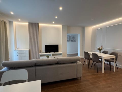 Communal lounge/ TV room, TV and multimedia, Dining area