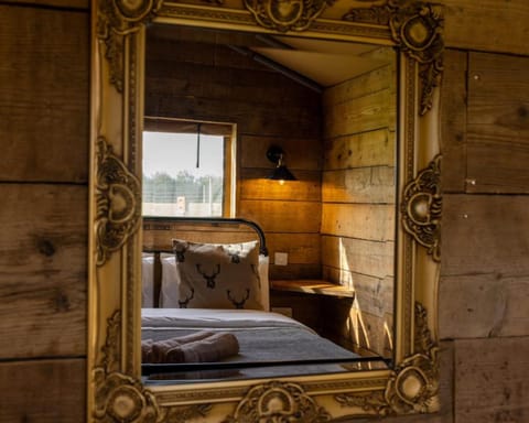 Luxury Safari Lodge-Sleeps 4 6-Deer Park-Dogs Ok House in Mid Devon District