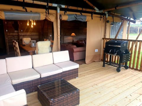 Luxury Safari Lodge-Sleeps 4 6-Deer Park-Dogs Ok House in Mid Devon District