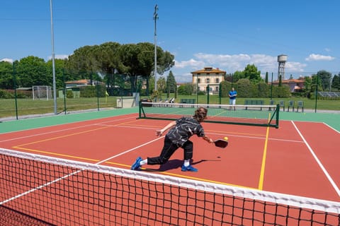 Day, People, Tennis court, group of guests