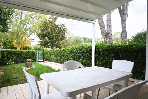 M272 - Marcelli, trilocale con giardino e posto auto Apartment in Marcelli